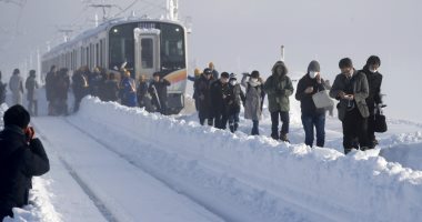 صور.. تعطل أحد القطارات باليابان بسبب الثلوج.. ومسافرون يلجأون للترجل