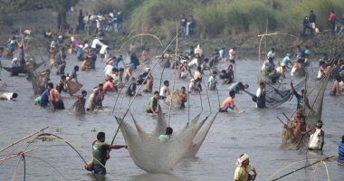 صور.. انطلاق مهرجان صيد الأسماك فى بحيرة جورومارى بالهند