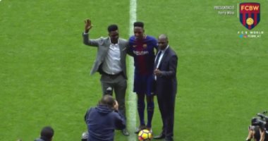 فيديو.. والد مينا يرفض "تغفيله بكوبرى" من نجله خلال تقديمه فى برشلونة فيديو.. والد مينا يرفض "تغفيله بكوبرى" من نجله خلال تقديمه فى برشلونة