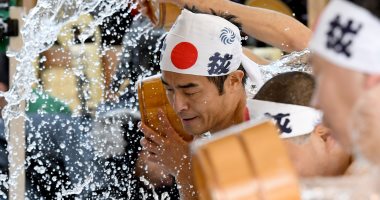 صور.. يابانيون يتحدون الثلج عند "آلهة الحظ" من أجل نجاح أعمالهم