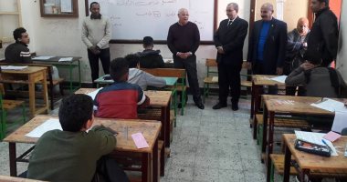 صور.. محافظ بورسعيد يتفقد لجان امتحانات الشهادة الإعدادية 