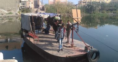 صور.. طلاب المنيا فى رحلة الموت اليومية على معدية النيل بعزبة محمد بيه