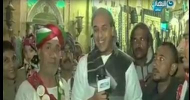 فيديو.. مراسل "آخر النهار" يظهر بـ"جلباب وعمة" خلال تغطية احتفالات مولد الحسين