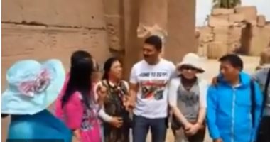 فيديو.. خالد النبوى يروج للسياحة من معبد الكرنك بصحبة سائحين صينيين