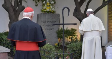 صور.. بابا الفاتيكان يصلى أمام قبر الأسقف الراحل إنريكى ألفير فى تشيلى
