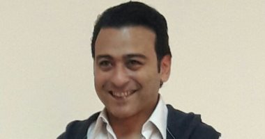 أحمد عزمى صحفى فاسد فى "الشارع اللى ورانا"