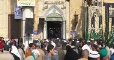 فيديو.. عشاق الحسين يحاصرون مسجده والمئات يتوافدون لحضور الليلة الكبيرة