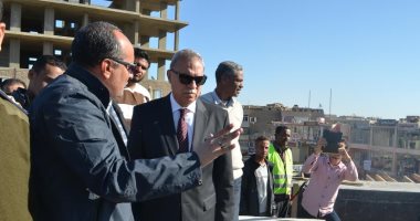 محافظ قنا فى زيارة ميدانية لمدينة قوص لتفقد مشروع الكوبرى العلوى