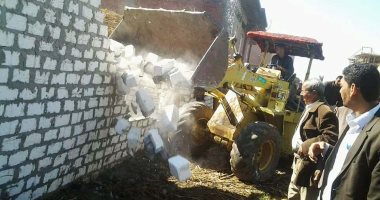 إزالة 5 حالات تعدى على الأراضى الزراعية بمدينة المنشاة فى سوهاج