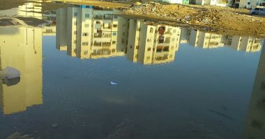 صور.. اضبط مخالفة.. غرق مدينة النهضة بالسويس بمياه الصرف بسبب خطأ مقاول