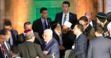 فيديو.. حاخامات يهود يتزاحمون من أجل مصافحة الإمام الأكبر