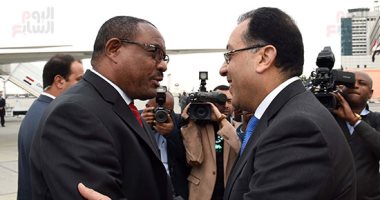 مصطفى مدبولى يستقبل رئيس وزراء إثيوبيا فى مطار القاهرة - صور