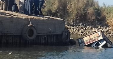 صور.. لحظة رفع جرار سقط فى نهر النيل أثناء تشييع جنازة بأسيوط