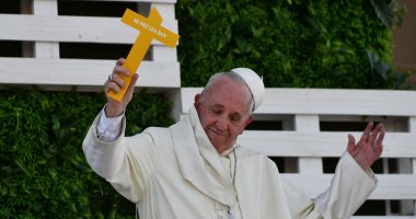 رواد فضاء يهدون بابا الفاتيكان بدلة بابوية بوشاح أبيض مميز