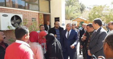 صور.. محافظ الوادى الجديد يشهد المقابلات الشخصية لوظائف شركة المياه
