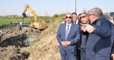 صور ..محافظ الإسماعيلية يتفقد أعمال توصيل خط المياه بمحطة المستقبل