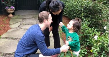 مؤسس "فيس بوك" ينشر صورة لابنته بأول يوم دراسى.. ويعلق: يكبرون سريعا