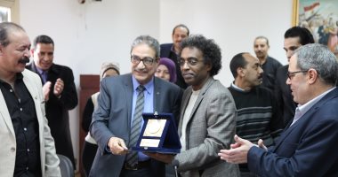 قصور الثقافة تكرم أشرف عامر لخروجه على المعاش