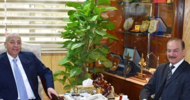محافظ أسوان يلتقي بمسئول الأمانة الفنية بلجنة إسترداد أراضى الدولة