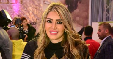 صور.. سحر شعراوى تهدى تكريمها فى "أنتى وبس" لضيوفها من نجوم الفن
