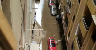 صور.. غرق شارع عبد الرحيم القيادى بفيصل لكسر ماسورة مياة