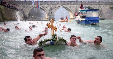 صور.. آلاف الروس يحتفلون بعيد الغطاس فى المياه الباردة