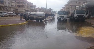 محافظ دمياط يتابع أعمال رفع تجمعات المياه الناتجة عن سقوط الأمطار الغزيرة 