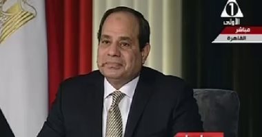 السيسي يداعب الحضور فى جلسة "إسأل الرئيس": وزير الداخلية سجل أسماء اللى سألوا؟