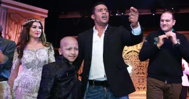 صور.. محمد رمضان يصطحب طفلا مريضا بالسرطان لتحية الجمهور بمسرحية أهلا رمضان