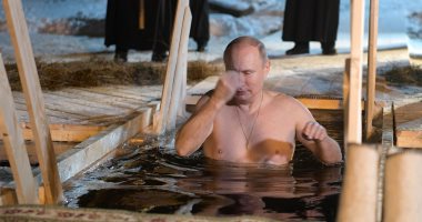 صور.. الرئيس الروسى يغطس فى بحيرة متجمدة احتفالا بعيد الغطاس