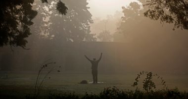 صور.. انعدام الرؤية بسبب استمرار موجه الضباب الدخانى فى الهند