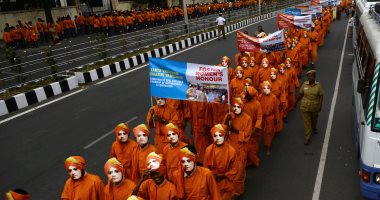 صور.. احتفالات هندية بالذكرى الـ155 لمولد راهب هندوسى