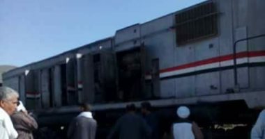 صور.. السيطرة على حريق محدود بجرار قطار مميز أمام قرية الحميدات بإسنا