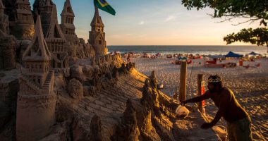 صور.. فنان برازيلى يشيد قلعة رملية ضخمة على شواطئ ريو دى جانيرو