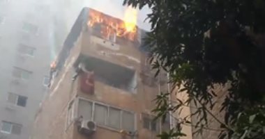 قارئ يشارك بفيديو لاندلاع حريق داخل شقة سكنية بشارع صالح سليم بالدقى