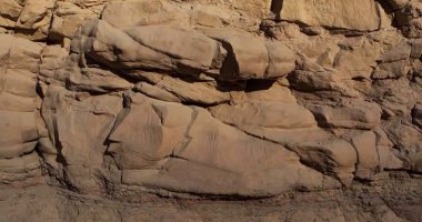 صور.. وزارة الآثار تطلق مشروع لتوثيق النقوش الصخرية بالمواقع الأثرية