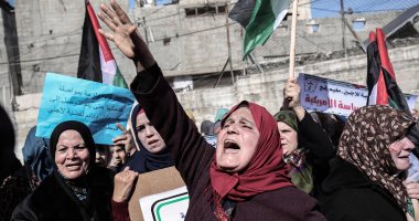 صور.. تظاهر مئات الفلسطينيين ضد تجميد أمريكا المساعدات للأونروا