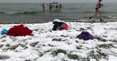 صور.. عاصفة ثلجية تضرب بولندا والمواطنون يسبحون فى المياه الباردة