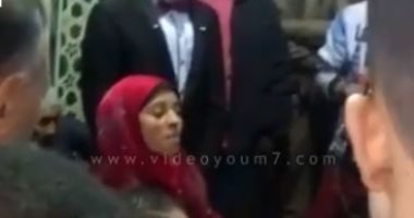 تداول فيديو لأول مأذونة فى أسيوط أثناء عقد قران عروسين بأحد المساجد