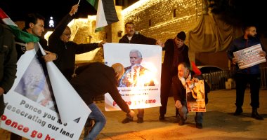 صور.. فلسطينيون يحرقون صور نائب ترامب فى بيت لحم خلال زيارته تل أبيب