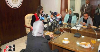 وزيرة الهجرة للمصريين بالخارج: فكروا فى الجندى على الحدود وشاركوا بالانتخابات (صور)