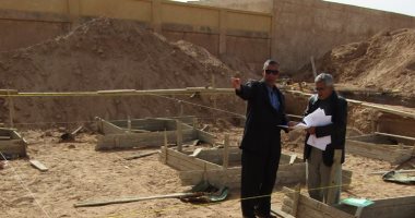 صور.. رئيس مدينة أبو رديس يتفقد أعمال إنشاء مبنى الحماية المدنية