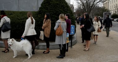 صور.. موظفو الكونجرس الأمريكى يصطفون لدخول مجلس الشيوخ بعد إغلاق الحكومة