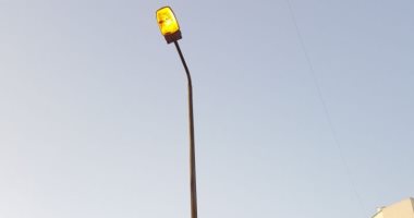 صور.. أعمدة الكهرباء مضاءة نهارا فى شوارع سموحة بالإسكندرية
