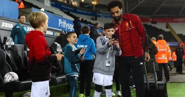 "سيلفى" محمد صلاح مع الأطفال قبل مباراة ليفربول وسوانزى.. صور