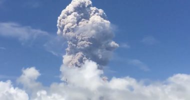 صور..بركان مايون بالفلبين يطلق أعمدة كثيفة من الرماد والشظايا البركانية