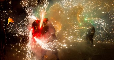 صور.. إسبانيا تحتفل بمهرجان النيران والمشاركون يتنكرون فى زى الشيطان