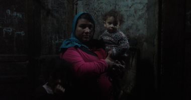 صور.. مأساة سيدة فقيرة وأولادها بسوهاج لا يجدون ما يحميهم من البرد