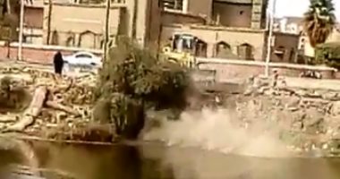 فيديو.. قارئ يرصد لودر يزيل الأشجار والمخلفات وإلقائها فى نهر النيل بمسطرد
