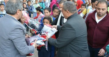 نائب محافظ القاهرة يوزع 900 قطعة ملابس وبطاطين على أهالى الدويقة